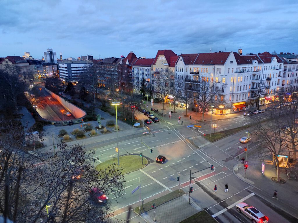 Der Bundesplatz in Berlin am Abend.