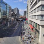 Blick auf die Friedrichstraße von Kaufhaus Dussmann nach Norden.