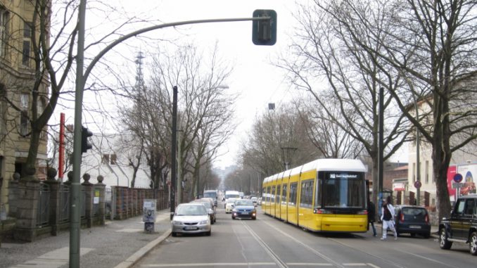 Weg zur Arbeit in der Berliner Herzbergstraße
