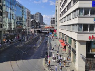 Blick auf die Friedrichstraße von Kaufhaus Dussmann nach Norden.