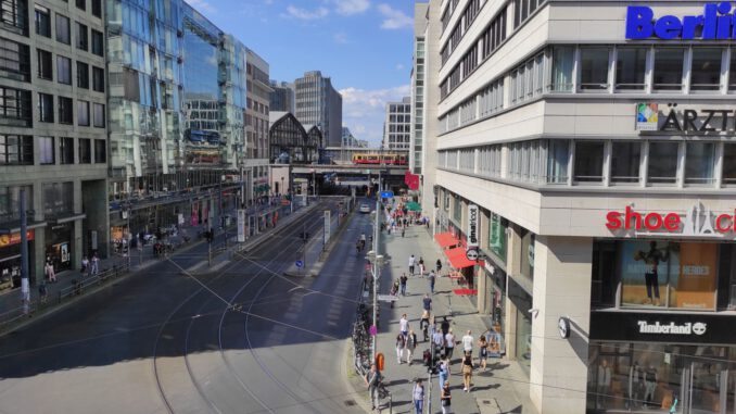 Blick auf die Friedrichstraße von Kaufhaus Dussmann nach Norden.